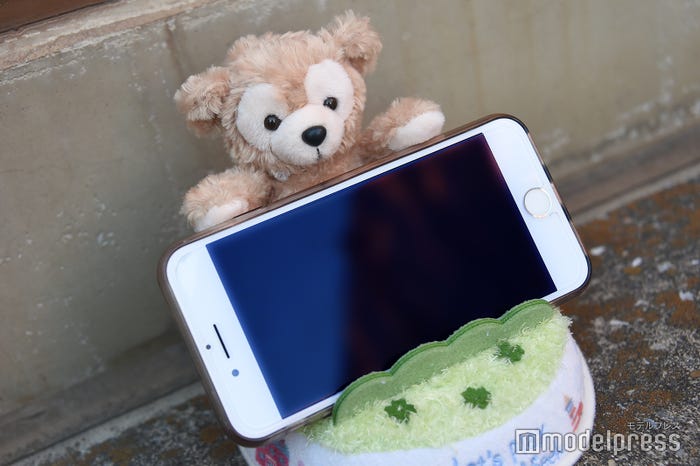 携帯電話などを置くことができる(C)モデルプレス(C)Disney