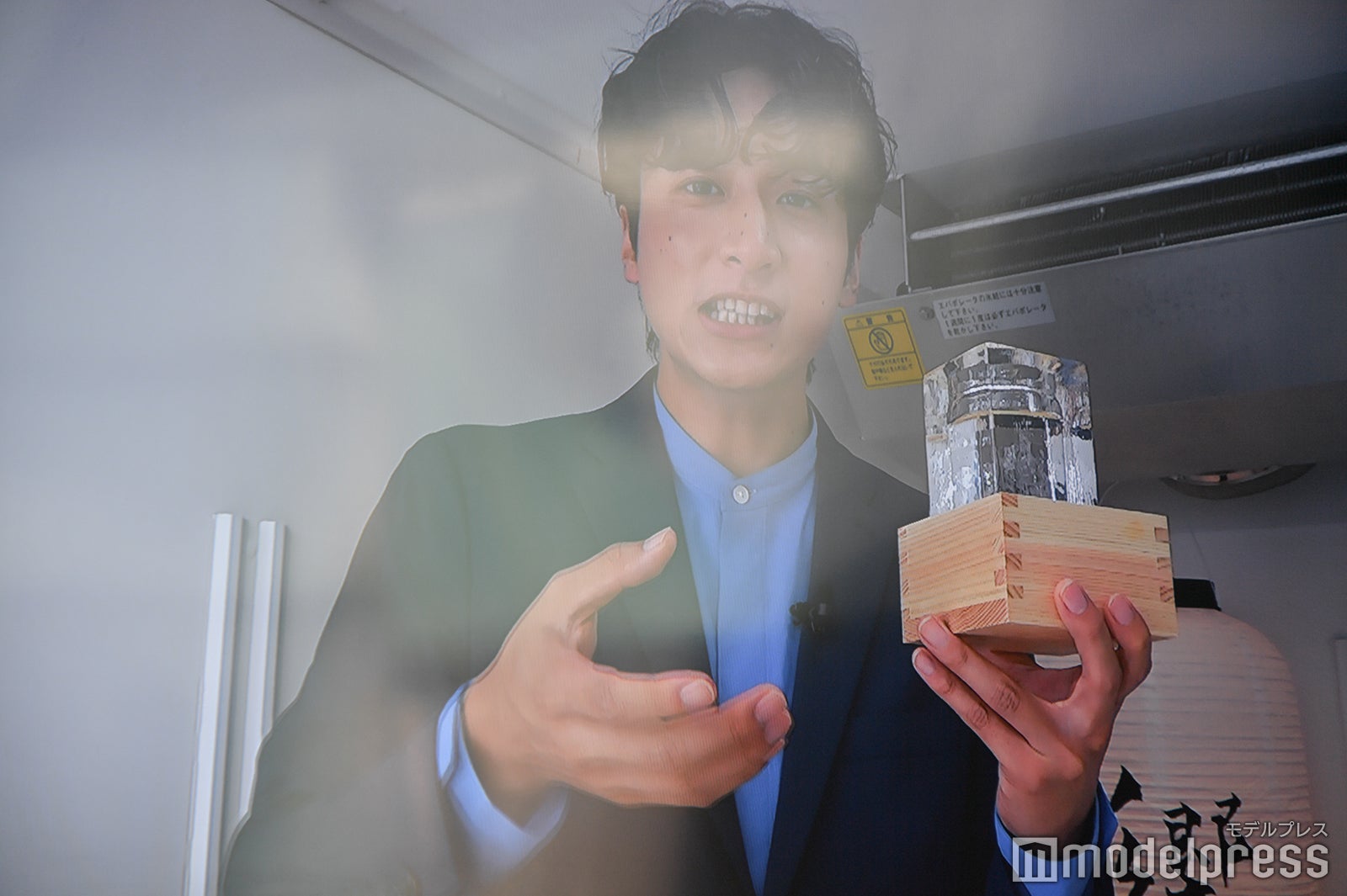 冷凍コンテナからリポートをする小関裕太（C）モデルプレス