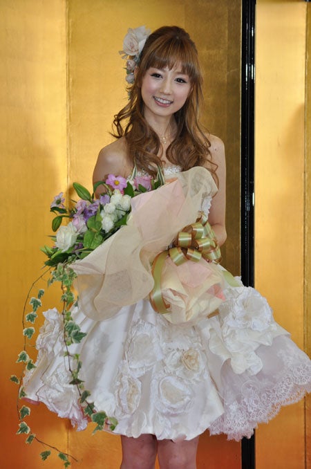 小倉優子、純白ミニドレスで結婚会見 「100％浮気されない」 - モデル 