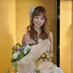 結婚会見に登場した小倉優子