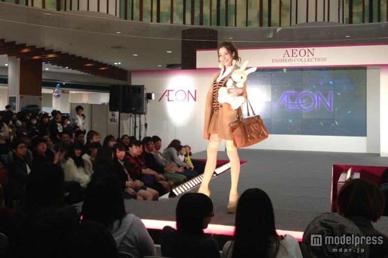 「AEON FASHION COLLECTION」に登場した藤井リナ