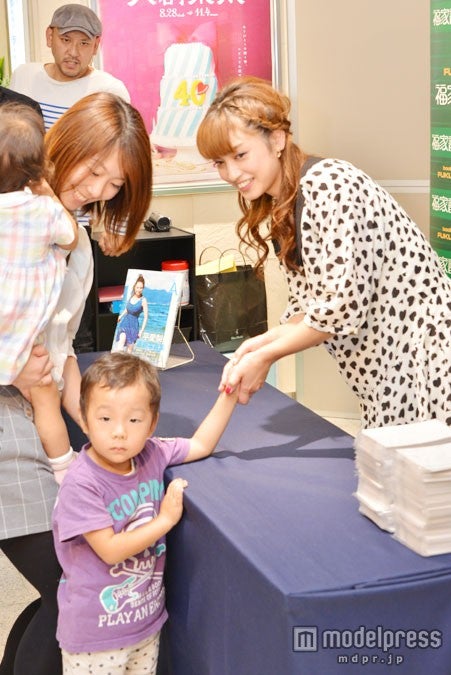握手会を開催した平愛梨