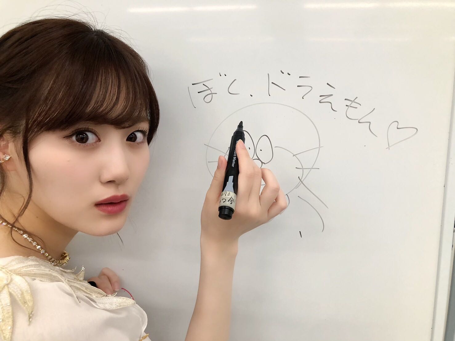 山下美月、ドラえもんを描く／ミュージックステーション出演後のオフショット（提供写真）