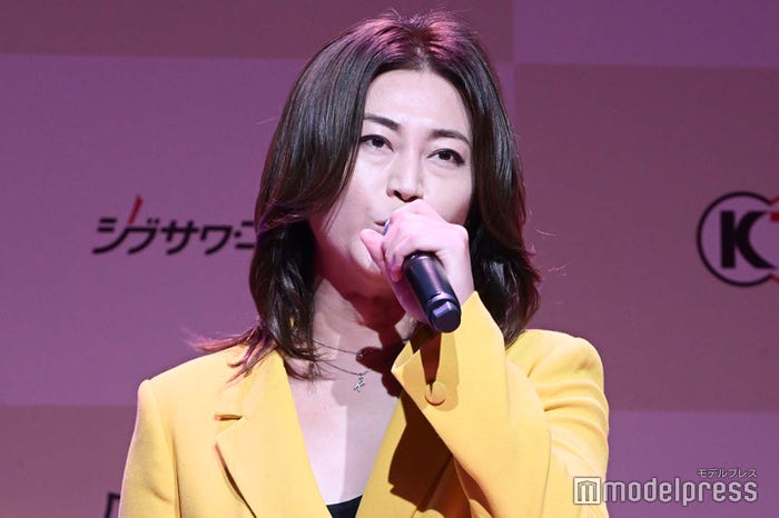 歌い始める氷川きよし(C)モデルプレス