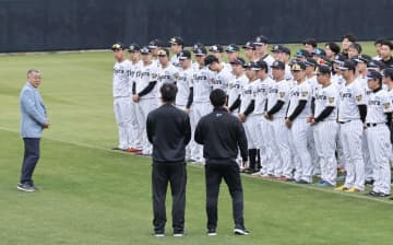 阪神 掛布雅之OB会長の訪問に選手＆首脳陣がビシッと整列 壮観な光景に 藤川球児監督は帽子をとりニッコニコで談笑