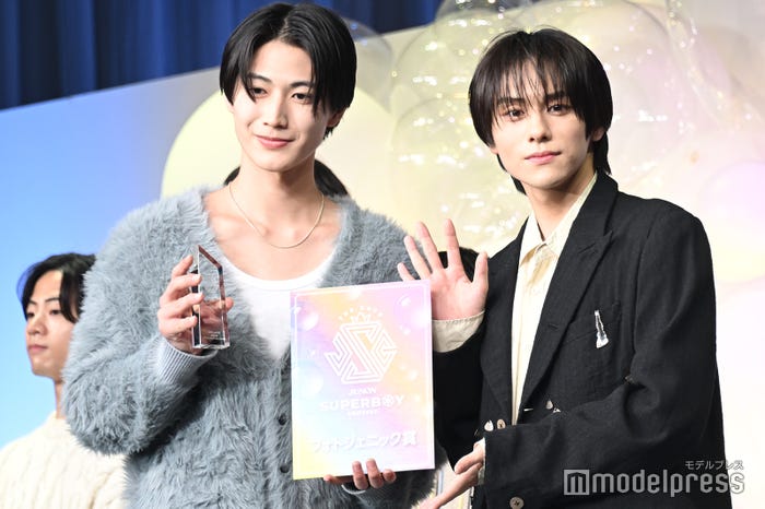 フォトジェニック賞を受賞した丹野叡さん、山下幸輝(C)モデルプレス