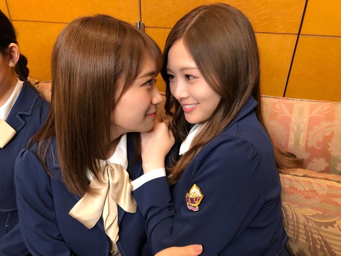 至近距離で見つめ合う秋元真夏、白石麻衣/撮影:遠藤さくら(提供写真)