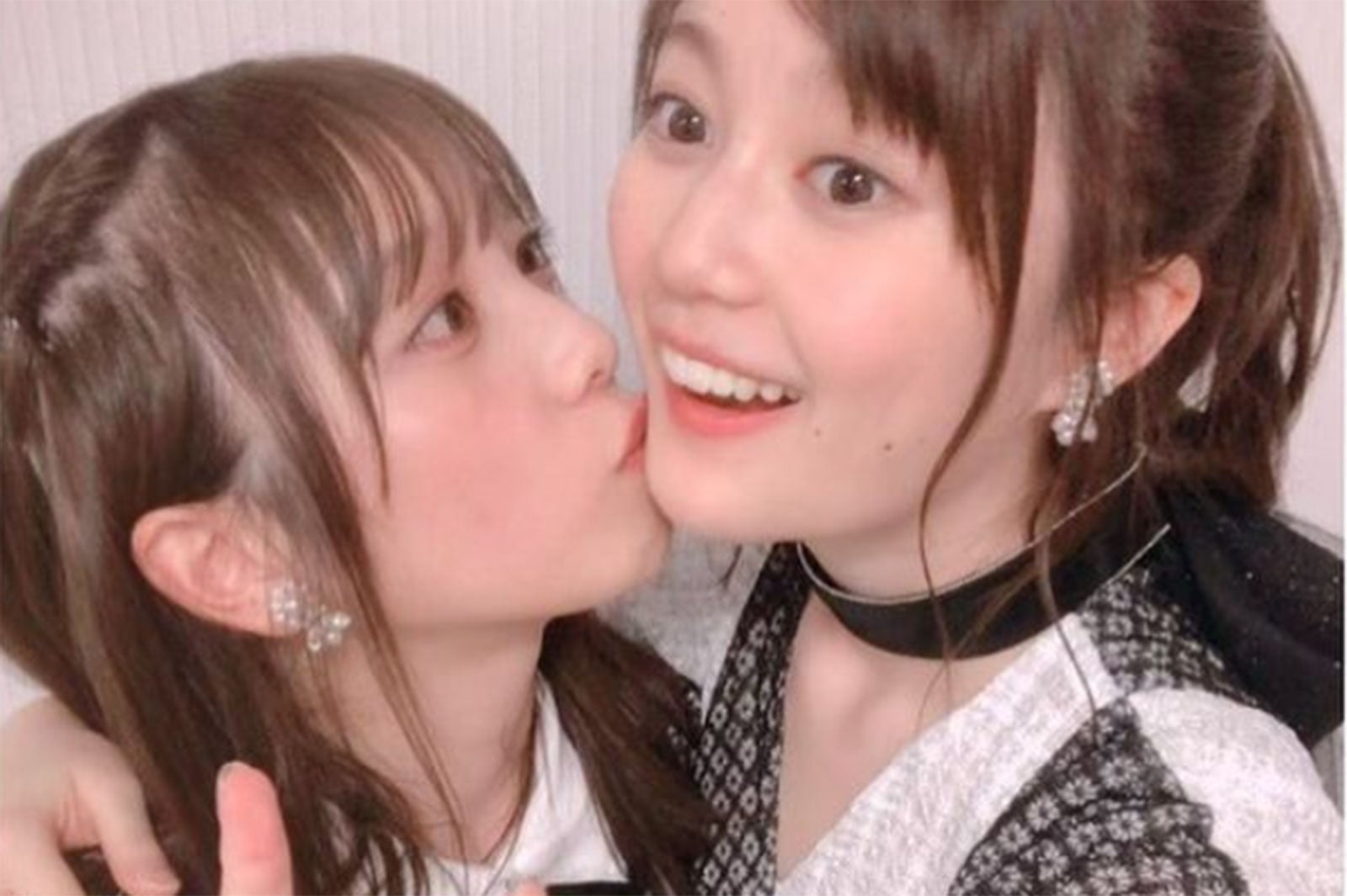 乃木坂46与田祐希、卒業の生田絵梨花と密着2ショット公開「ずっとずっと大好きな先輩」