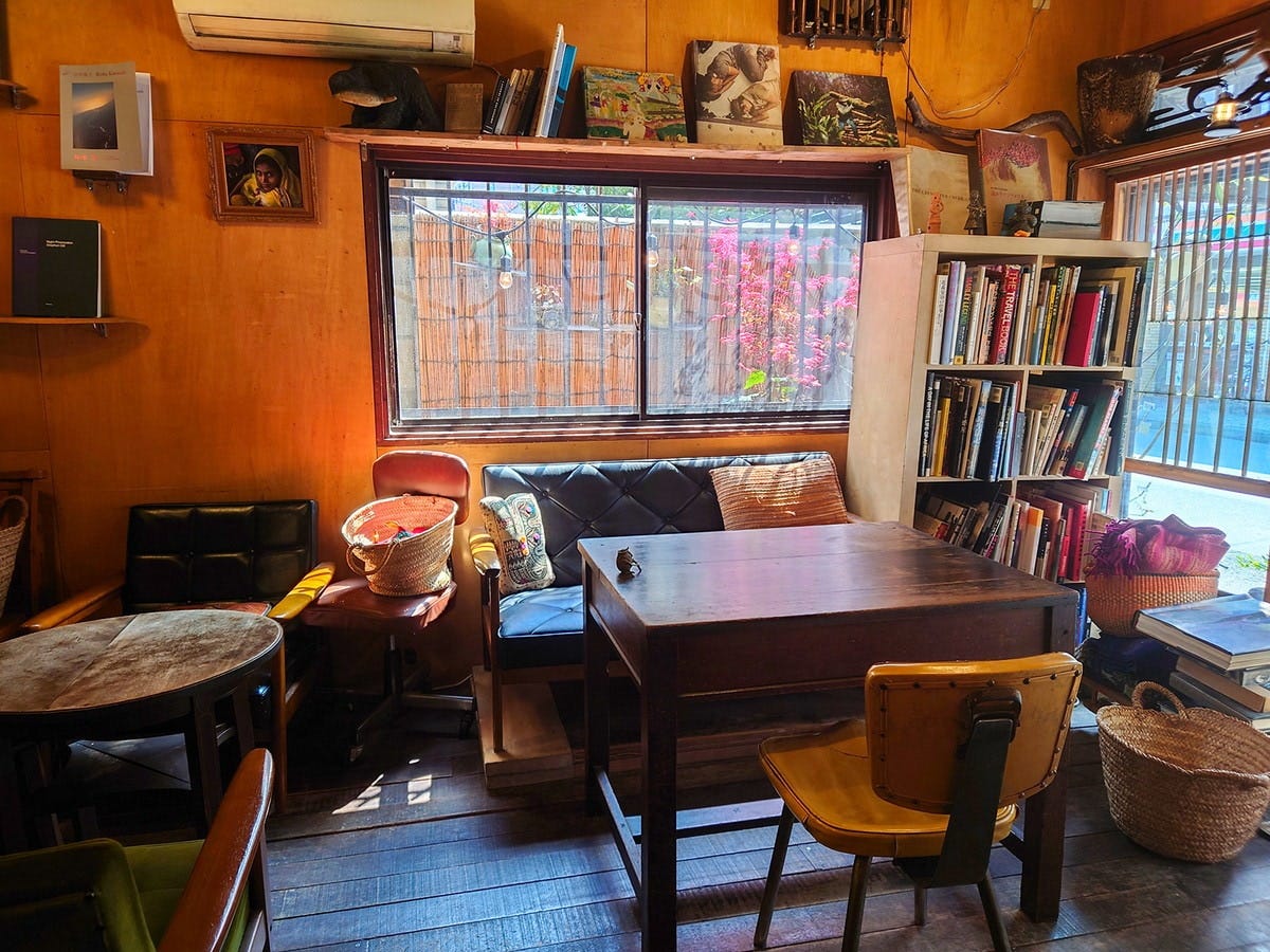 インテリアは安宿のロビーをイメージ