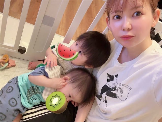 中川翔子、双子お兄ちゃんが"ママ独り占め"でニコニコ「不二家のポコちゃんにそっくり！」
