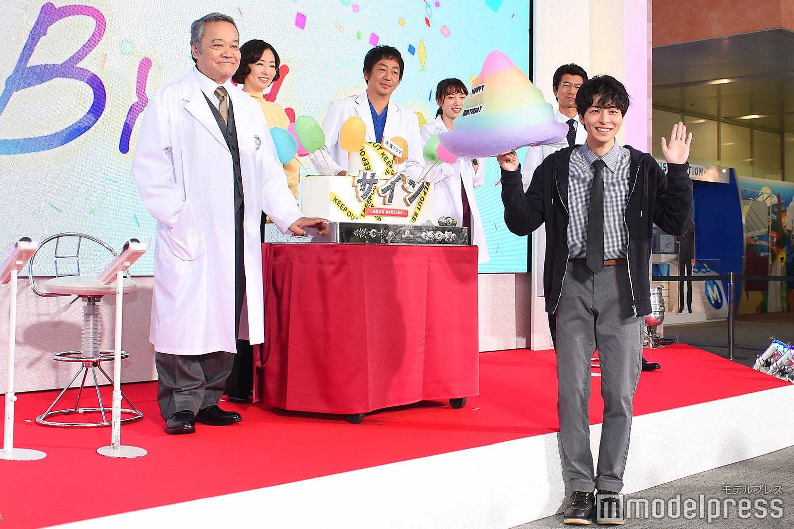 わたあめを持ってフォトセッションに応じる高杉真宙 （C）モデルプレス