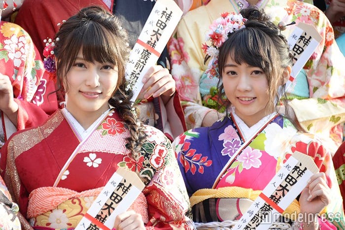 (左から)入山杏奈、木崎ゆりあ(C)モデルプレス