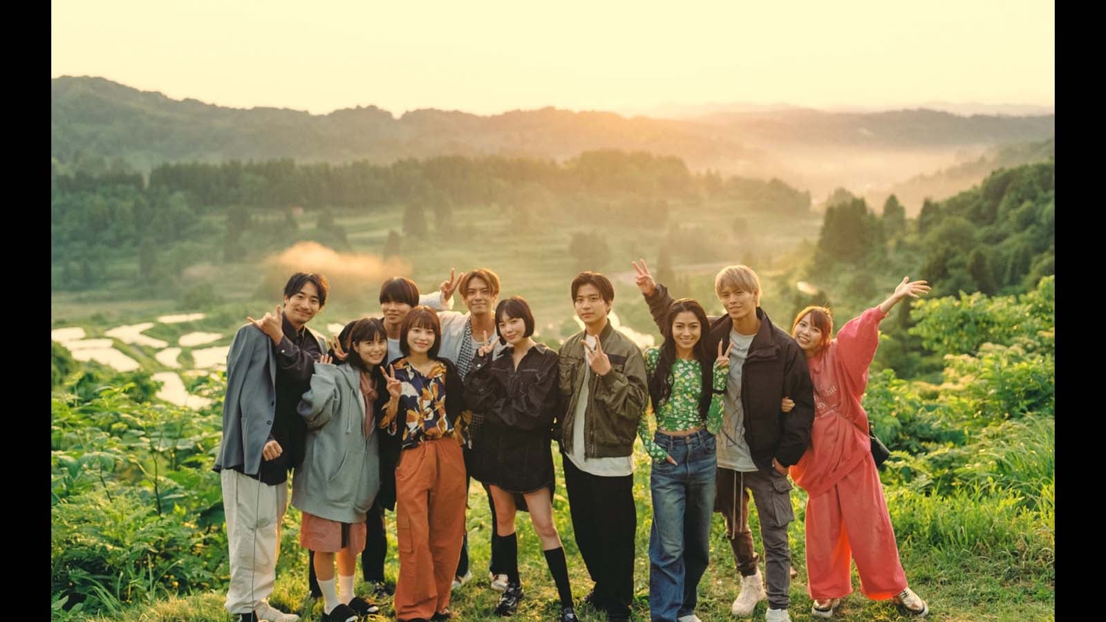 （左から）古屋呂敏、大久保桜子、米村知希、JU!iE、中尾暢樹、Mikako、Who-ya、ギャビー、白鳥大珠、西村歩乃果／Netflix「オオカミちゃんには騙されない」第11話（C）Netflix