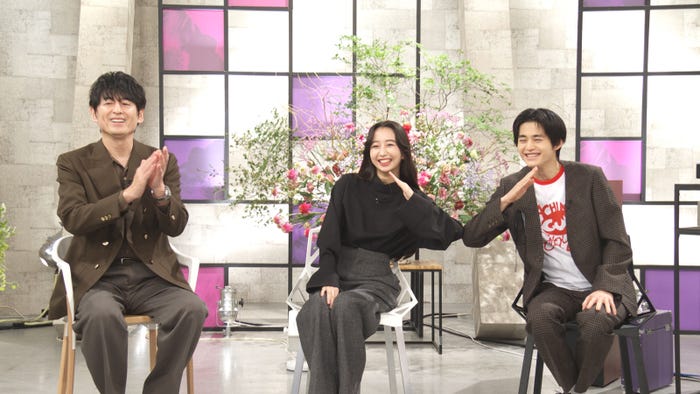 (左から)博多大吉、Cocomi、鈴鹿央士(C)テレビ朝日