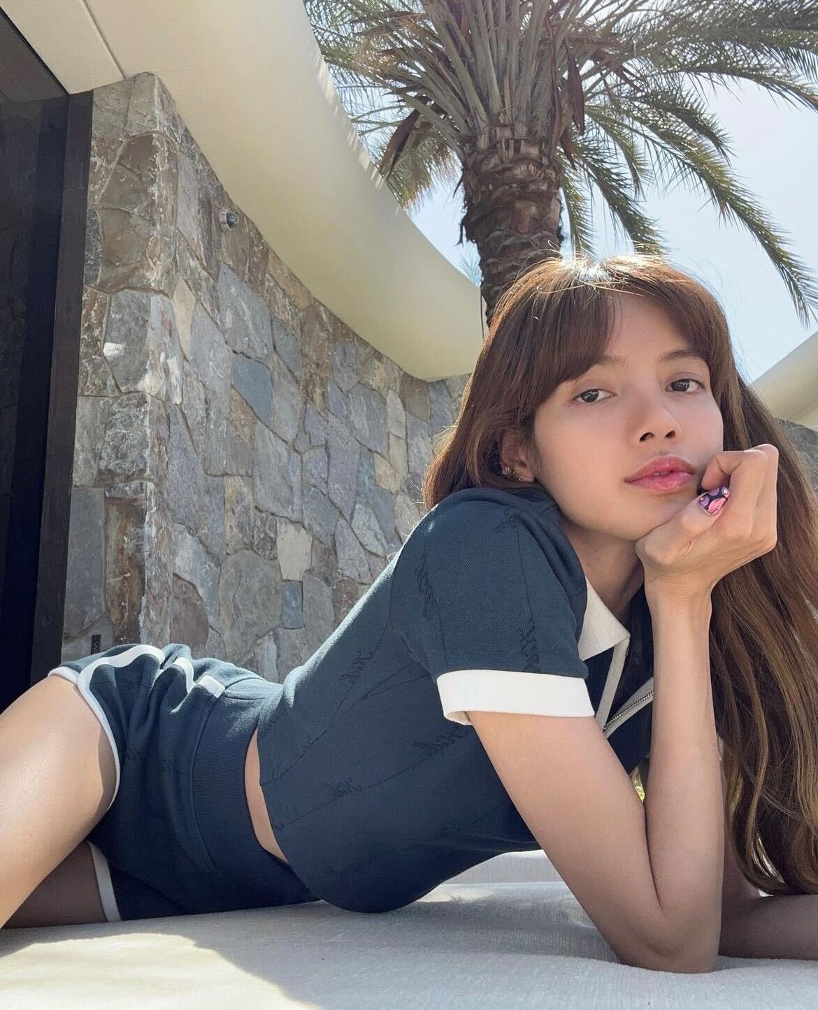 BLACKPINKリサ、ノーメイクの美貌に驚きの声「信じられない美しさ」「全てが完璧」