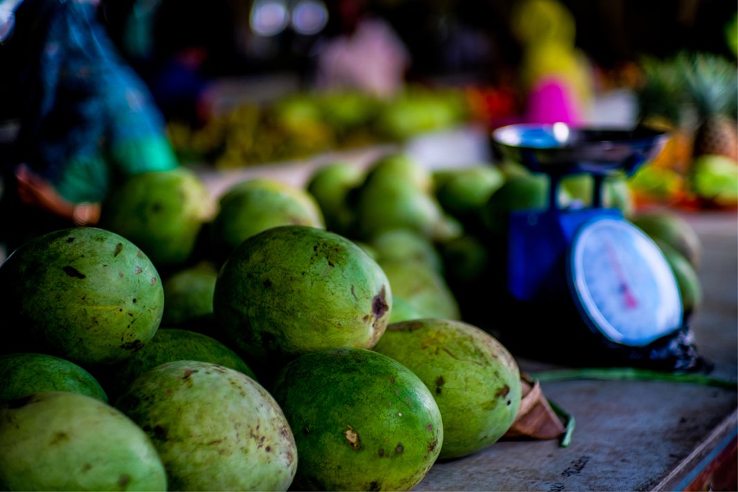 市場にはローカルフードやフルーツがたくさん／提供画像