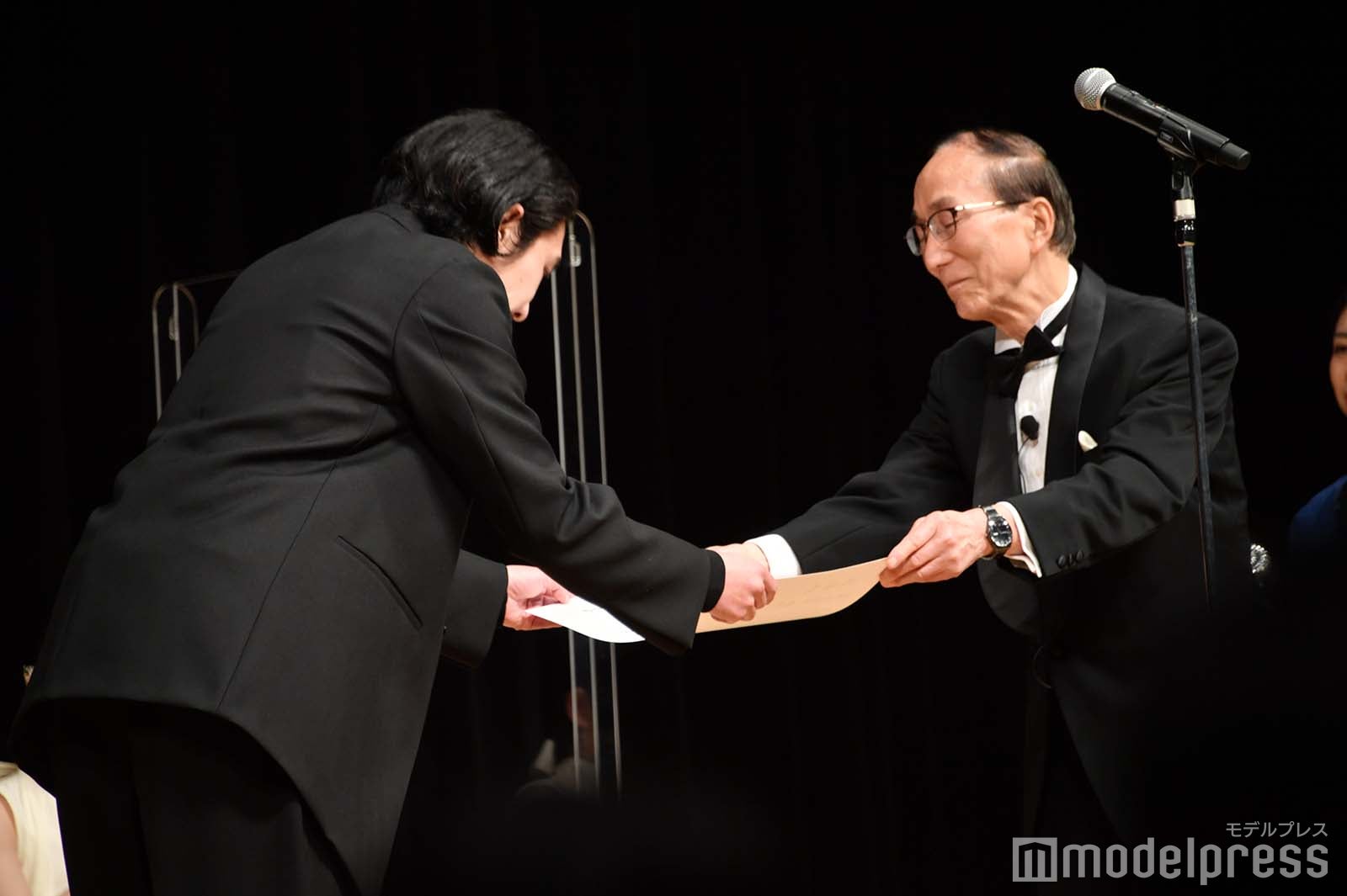 表彰される柄本佑 （C）モデルプレス