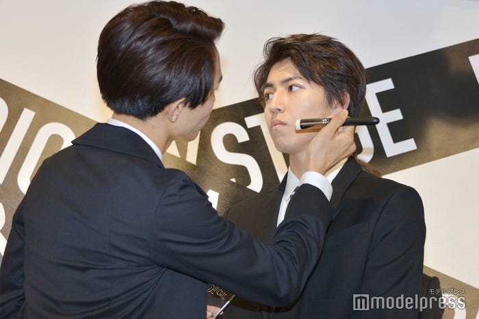 タクヤがタカシにメイク (C)モデルプレス
