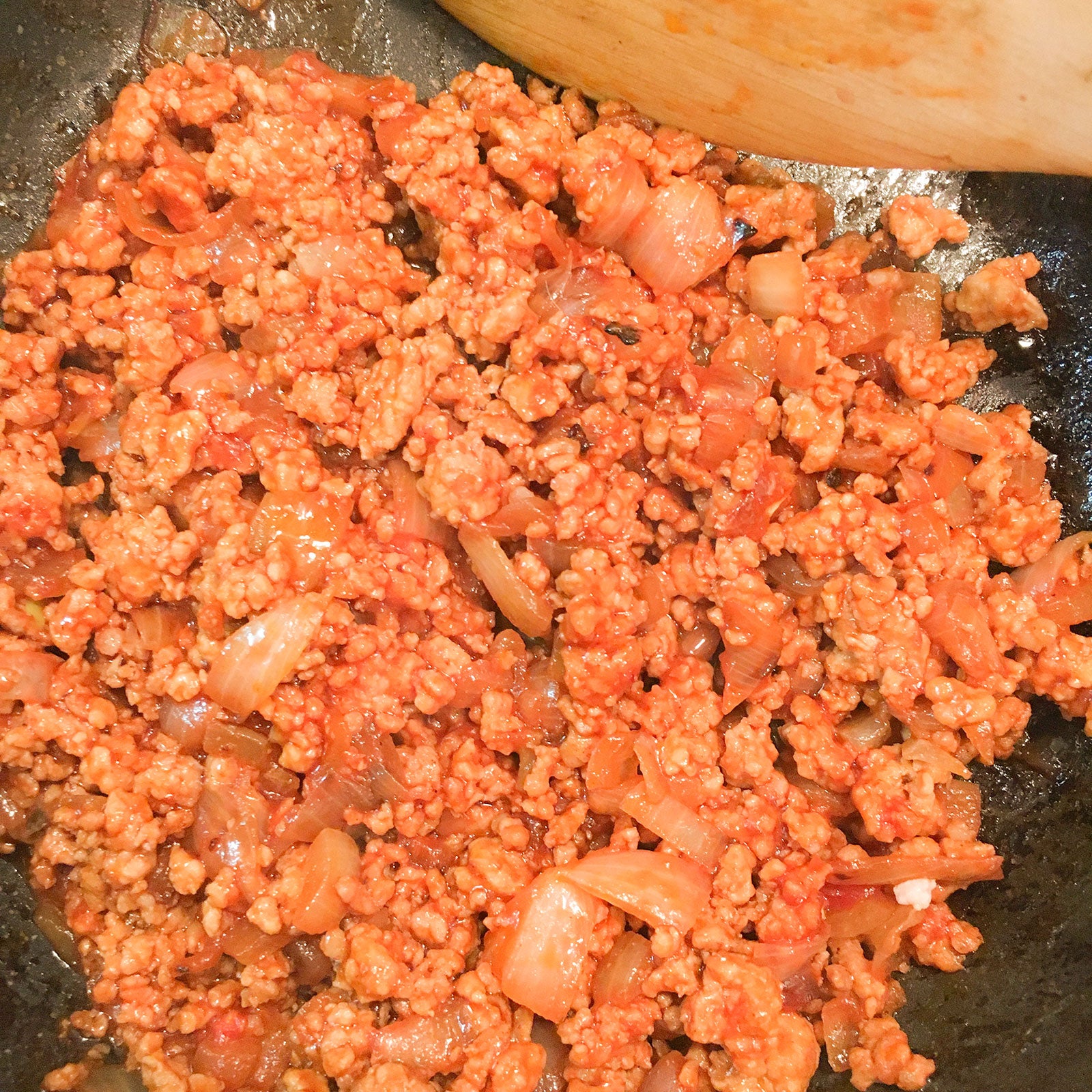 手順3：玉ねぎを透明になるまで炒めたら、牛肉とアルコールを入れて炒める／画像提供：柏原歩