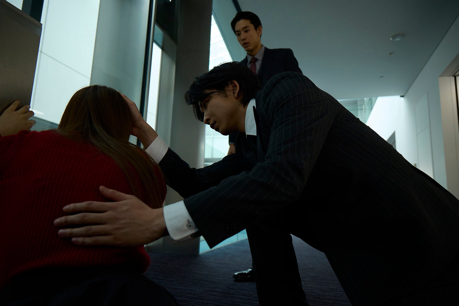 紺野彩夏、鈴木仁「復讐カレシ～溺愛社長の顔にはウラがある～」第3話（C）「復讐カレシ～溺愛社長の顔にはウラがある～」製作委員会・MBS