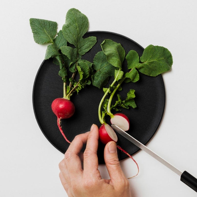 もうまな板もお皿もいらない 食材をカットしても傷が目立たない特殊プレートで 調理してすぐ食卓へ 電子レンジにも対応 女子旅プレス