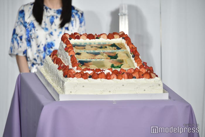 芦田愛菜へ贈られた巨大バースデーケーキ(C)モデルプレス