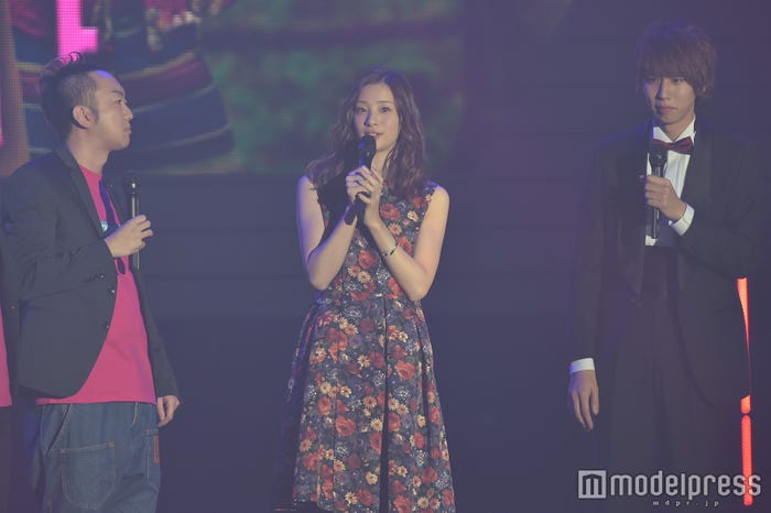 (中央)足立梨花(C)モデルプレス