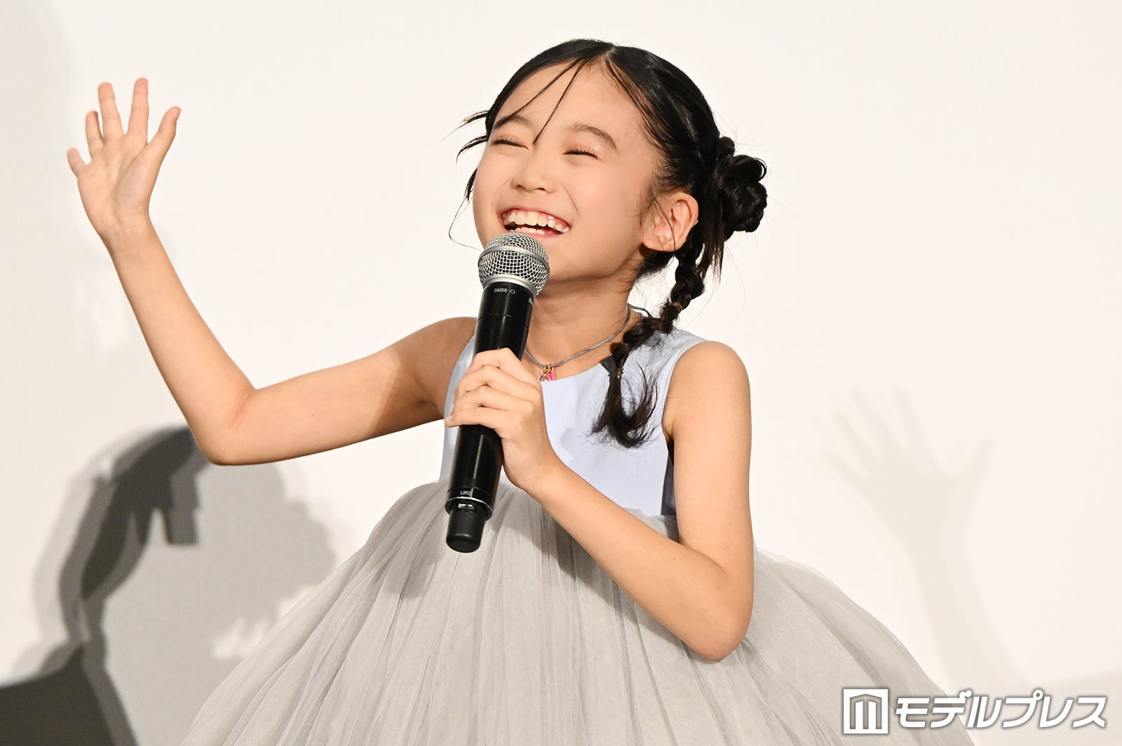 会場から「らなちゃーん！」と大歓声をもらい「はーい！」と応え西畑大吾を悶絶させた泉谷星奈（C）モデルプレス