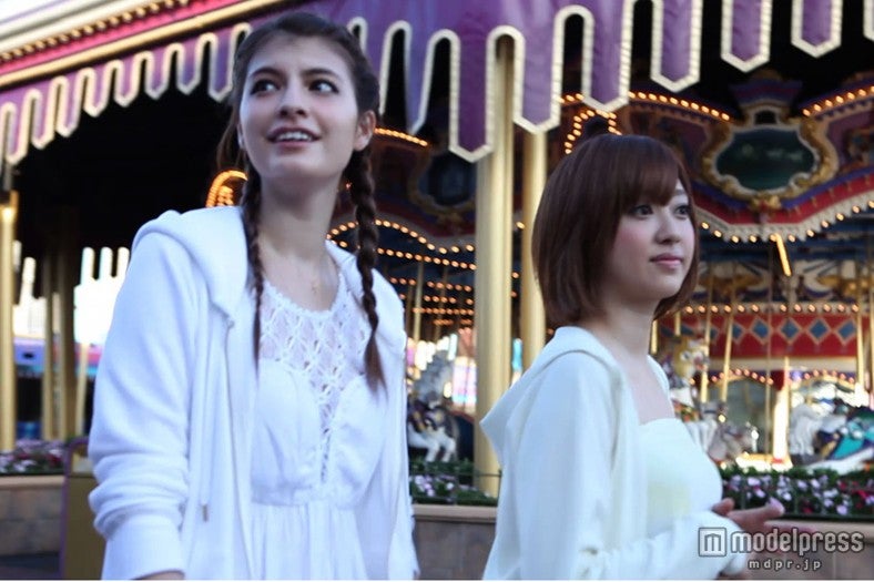 （左から）マギー、菊地亜美(c)Disney