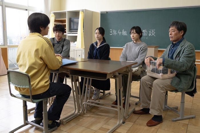 (左から)手越祐也、及川光博、白鳥玉季、坂井真紀、光石研「ぼくたちん家」第9話(C)日本テレビ