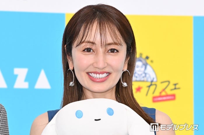 矢田亜希子、圧巻美脚輝く膝上ミニワンピ姿「とにかく脚が長い」「憧れの女性」と反響