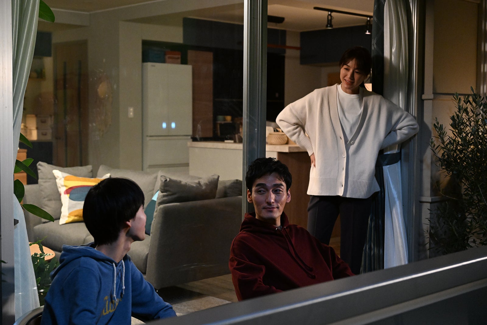 白鳥晴都、草なぎ剛、井川遥 「罠の戦争」第2話より（C）カンテレ