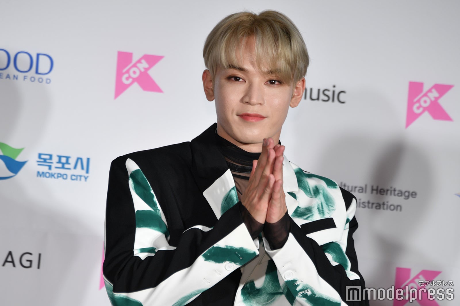 降壇時、手を合わせて挨拶する與那城奨（C）モデルプレス