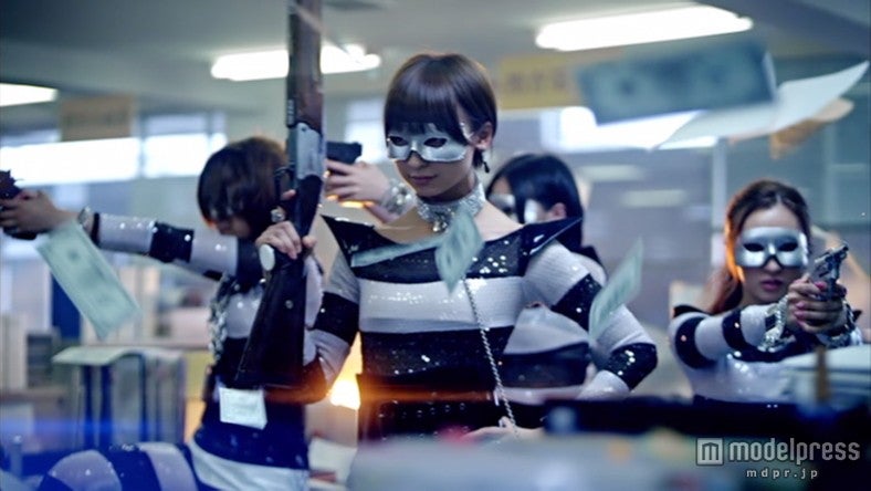 篠田麻里子／「ギンガムチェック」のミュージックビデオより