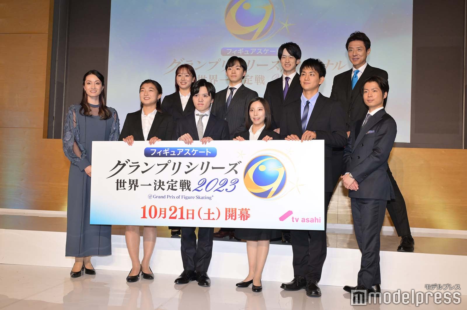 （前列左から）荒川静香、坂本花織、宇野昌磨、三浦璃来、木原龍一、町田樹（後列左から）樋口新葉、鍵山優真、山本草太、松岡修造（C）モデルプレス