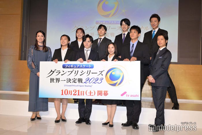 (前列左から)荒川静香、坂本花織、宇野昌磨、三浦璃来、木原龍一、町田樹(後列左から)樋口新葉、鍵山優真、山本草太、松岡修造(C)モデルプレス