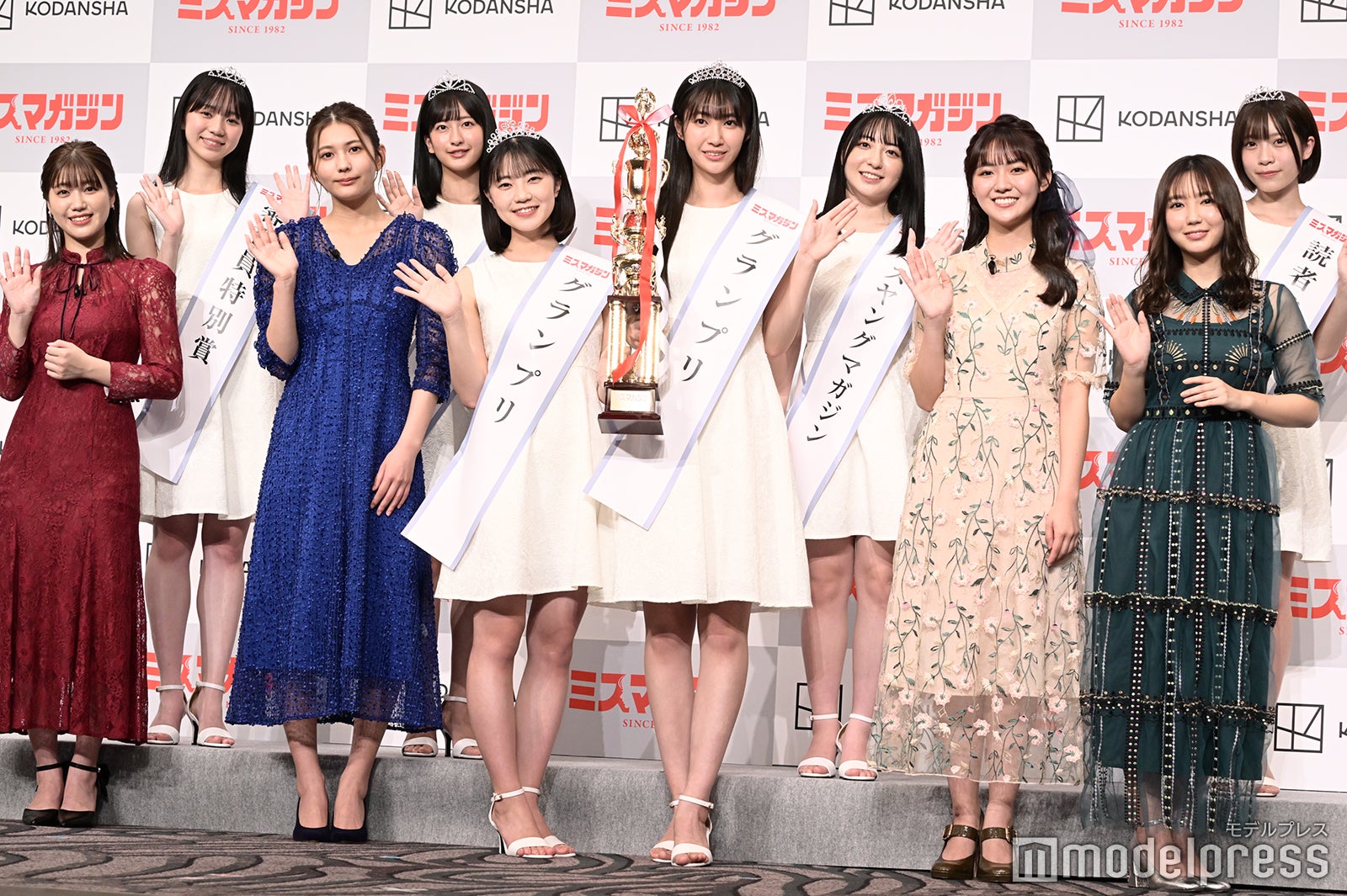 （前列左から）和泉芳怜、新井遥、咲田ゆな、瑚々、豊田ルナ、沢口愛華（後列左から）藤本沙羅、斉藤里奈、麻倉瑞季、三野宮鈴 （C）モデルプレス