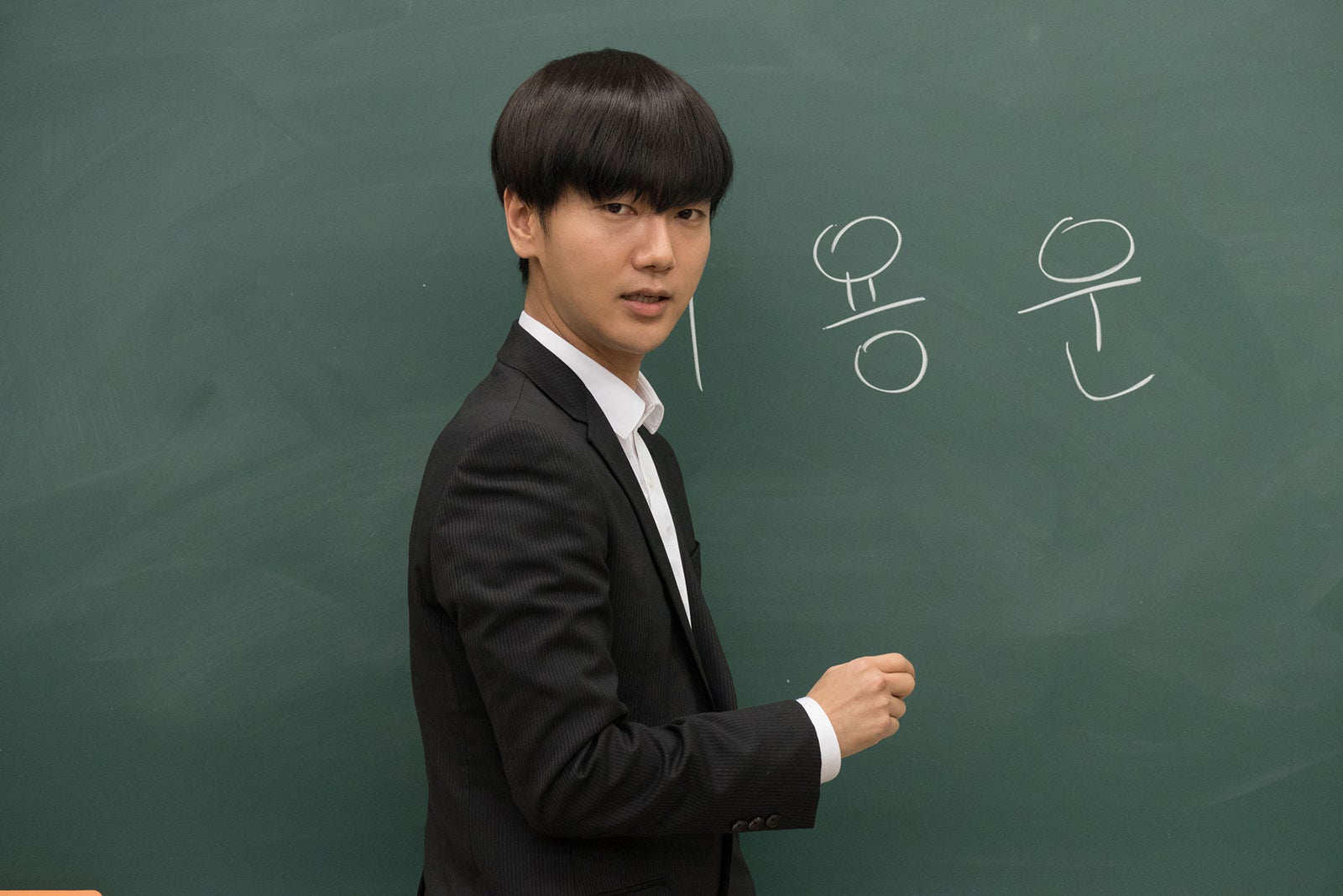 緊張の面持ちで教壇に立つ（C）2016「いきなり先生」製作委員会