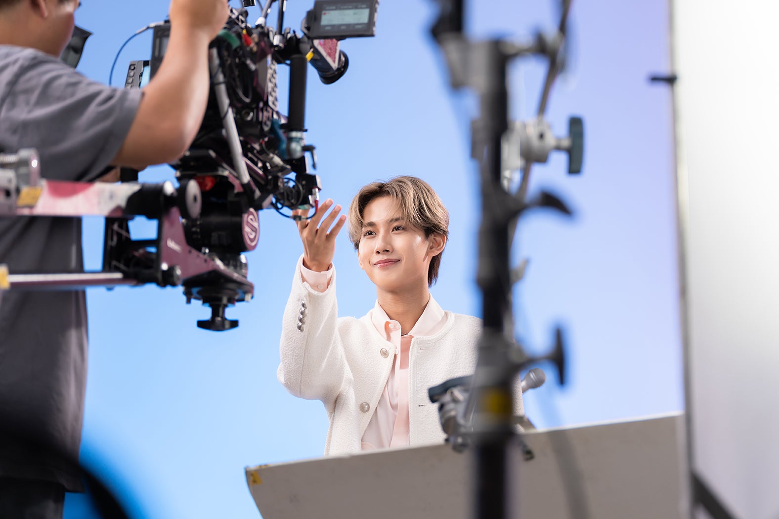 鈴木凌「SHElikes（シーライクス）」新CMオフショット（提供写真）