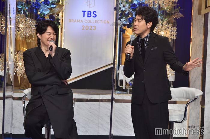 永瀬廉のものまねをする大泉洋を見て笑っている福山雅治(C)モデルプレス