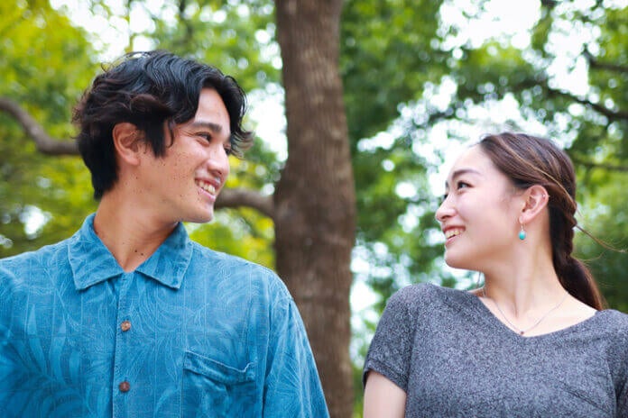 自然に距離を縮める女の会話テク