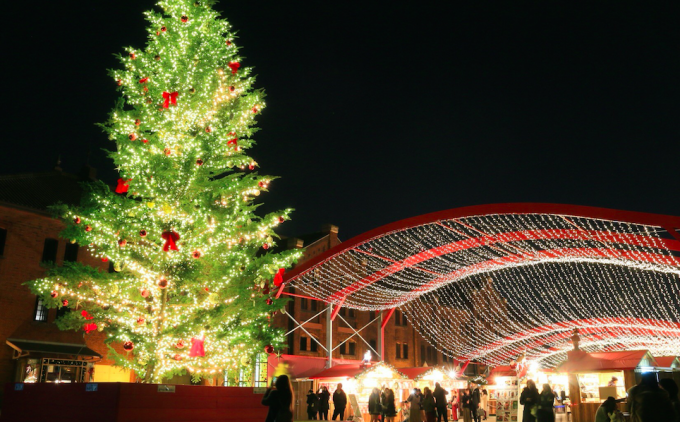 「横浜赤レンガ倉庫」にあるクリスマスツリーの写真