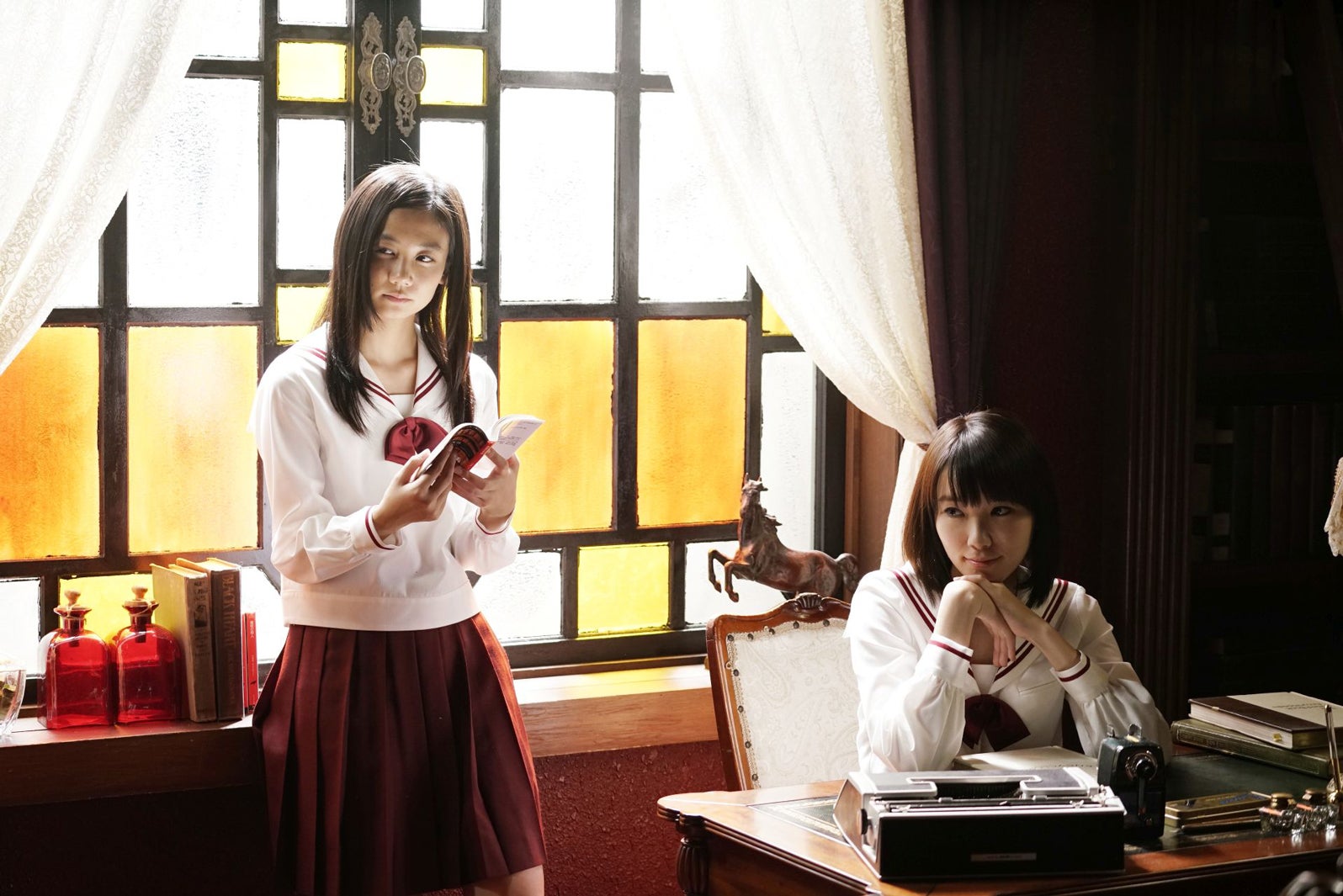 清水富美加、飯豊まりえ（C）2017「暗黒女子」製作委員会（C）秋吉理香子／双葉社