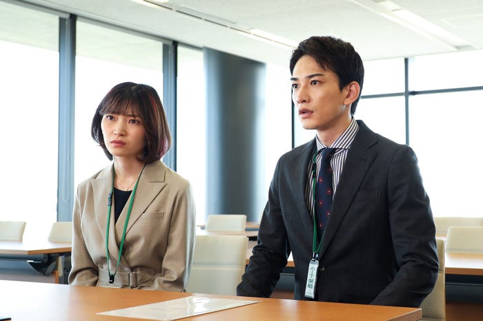 菅野莉央、町田啓太 「SUPER RICH」第4話より(C)フジテレビ