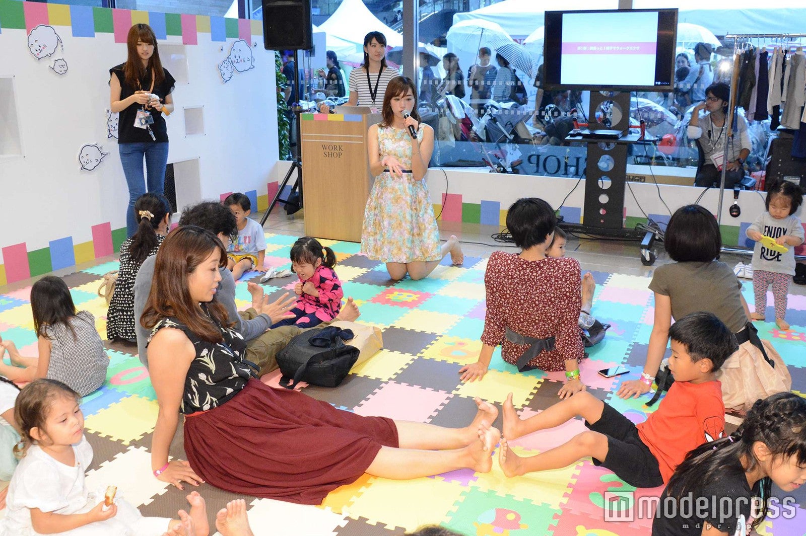 参加者とエクササイズを実践（C）モデルプレス