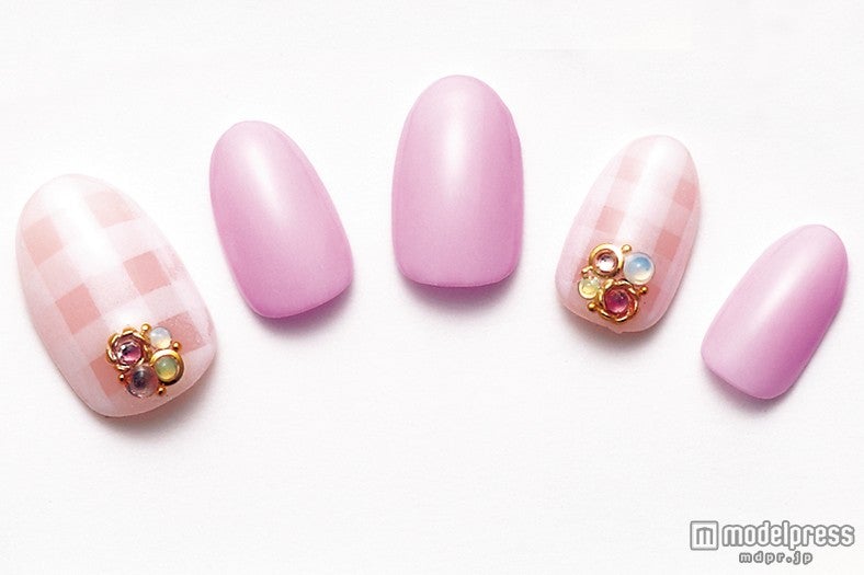 チェック柄とピンクの王道バランスが女心にきゅん（画像提供：「Ray」4月号、主婦の友社）