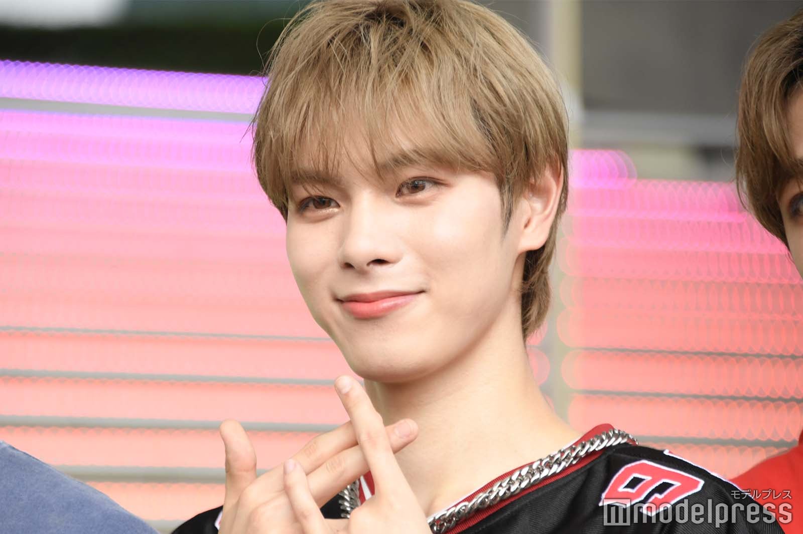 暑さ対策で北極の写真を見る福田歩汰／DXTEEN（C）モデルプレス