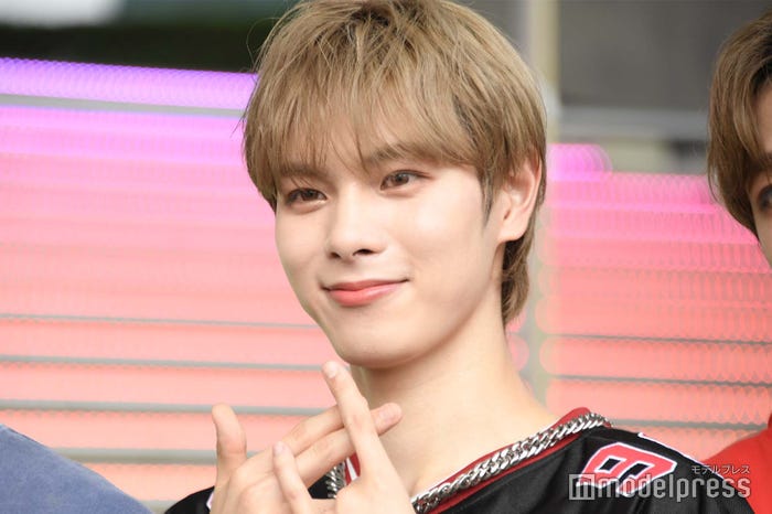 暑さ対策で北極の写真を見る福田歩汰/DXTEEN(C)モデルプレス