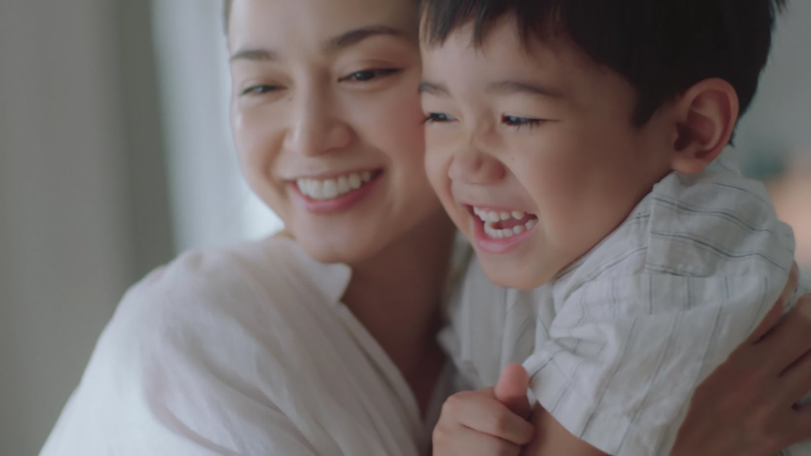 平愛梨＆バンビーノ君／新TVCM『親子との日常篇』より（提供写真）