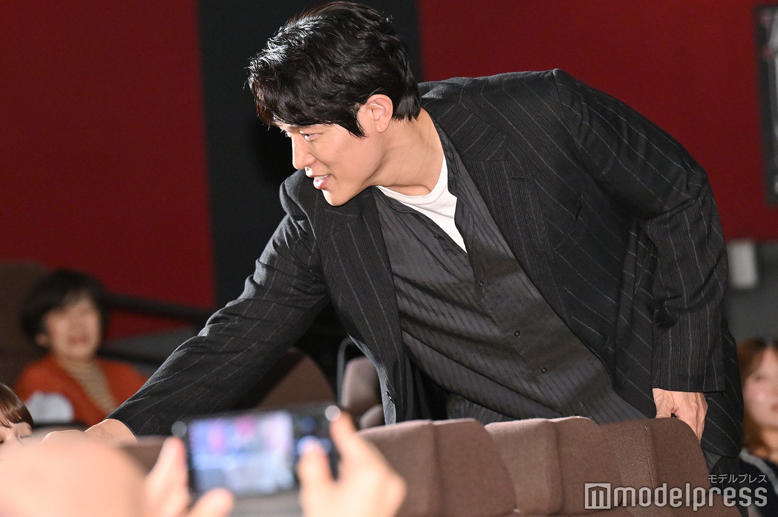 感想を求め自ら客席に降りて観客にマイクを向ける鈴木亮平（C）モデルプレス